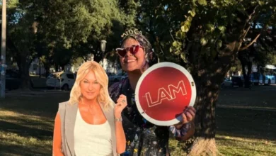 Juana Mercado abrazada a una gigantografía de Yanina Latorre