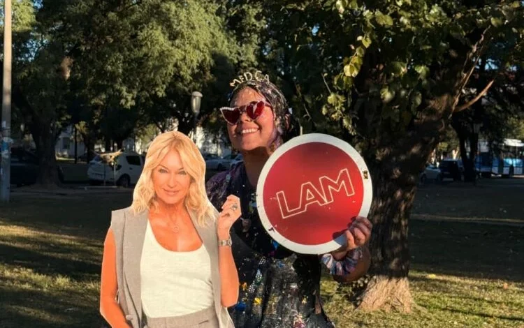 Juana Mercado abrazada a una gigantografía de Yanina Latorre