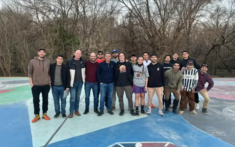 Jugadores de básquet en el Parque del Kempes