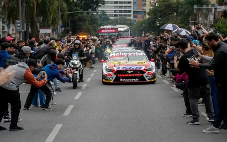 Vehículos del Turismo Carretera en la ciudad de Córdoba