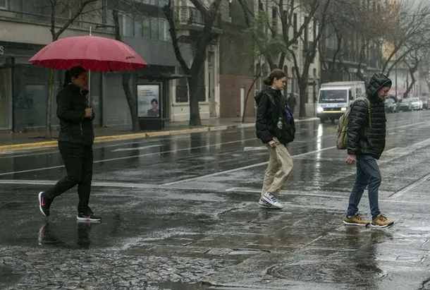 Imagen de un pronóstico del tiempo con nubes y lluvia en Buenos Aires
