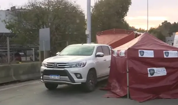 Accidente fatal en la Autopista Perito Moreno: un hombre muere tras ser arrollado por una camioneta
