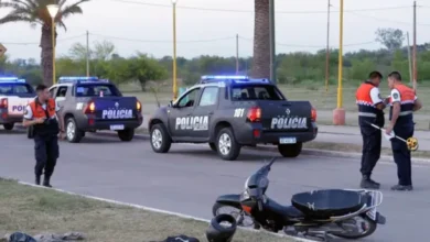 Motocicleta accidentada en la ruta