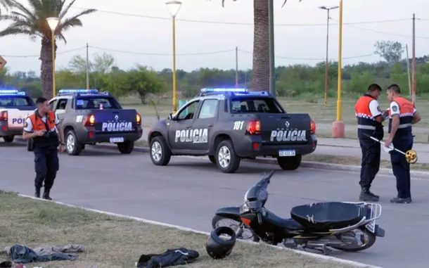 Motocicleta accidentada en la ruta