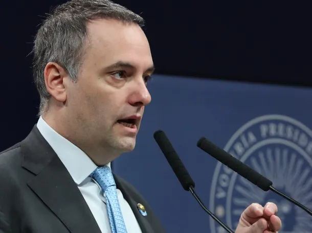 Imagen de Manuel Adorni en un evento público