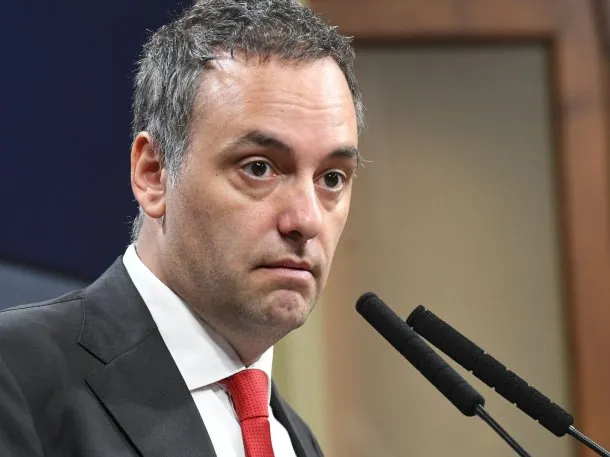 Manuel Adorni en un evento público
