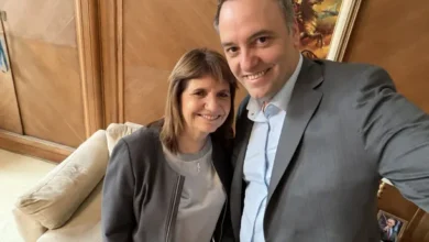 Patricia Bullrich y Manuel Adorni en una reunión política