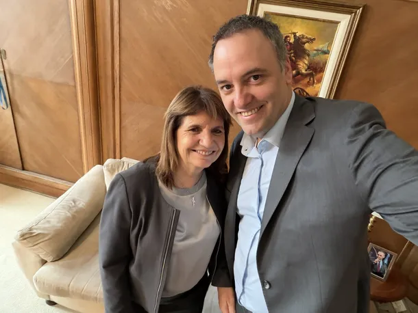 Patricia Bullrich y Manuel Adorni en una reunión política