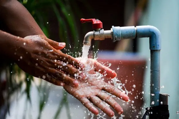 Imagen de una planta de tratamiento de agua, representando los servicios de AySA
