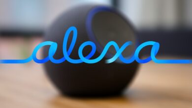 Imagen de un dispositivo Echo Show reproduciendo un podcast generado por Alexa