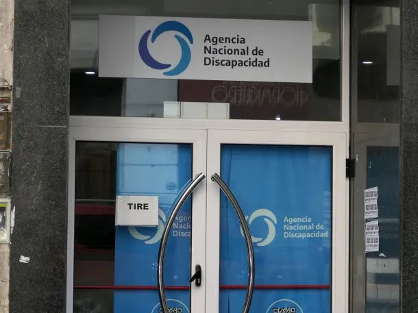 Imagen de una silla de ruedas, ejemplo de insumo ortopédico afectado por sobreprecios
