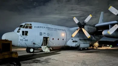 Avión Hércules C-130 de la Fuerza Aérea Argentina listo para despegar hacia Bolivia con ayuda humanitaria.