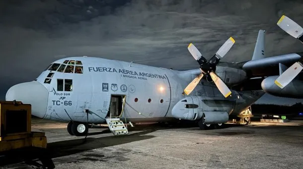 Avión Hércules C-130 de la Fuerza Aérea Argentina listo para despegar hacia Bolivia con ayuda humanitaria.
