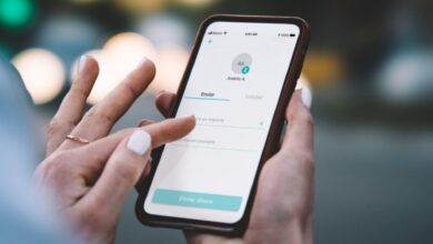 Persona utilizando un móvil para pagar en un comercio