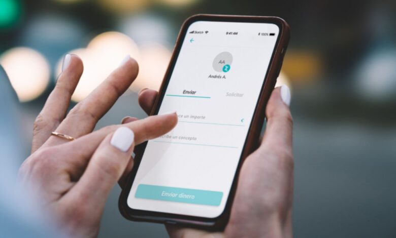 Persona utilizando un móvil para pagar en un comercio