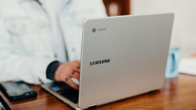 Imagen de un Googlebook y un Chromebook lado a lado