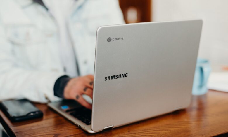 Imagen de un Googlebook y un Chromebook lado a lado