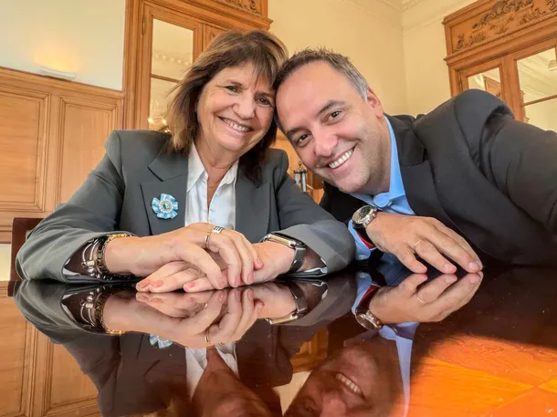 Patricia Bullrich y Manuel Adorni en una imagen simbólica de tensión política