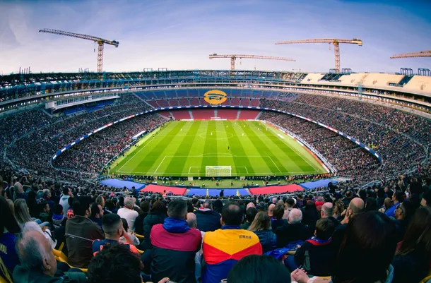 Imagen del estadio del Camp Nou lleno de aficionados antes del Clásico Español