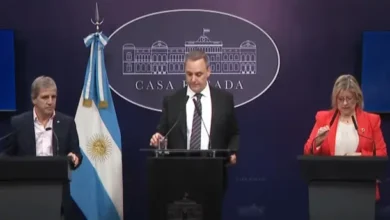 Manuel Adorni en una conferencia de prensa