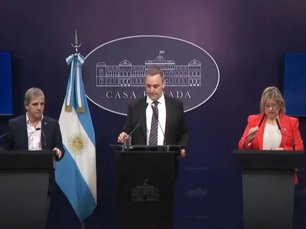 Manuel Adorni en una conferencia de prensa