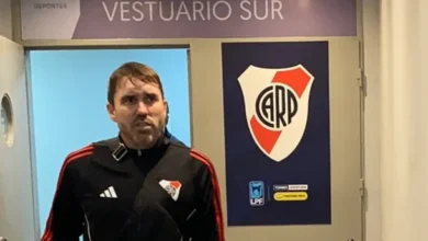 Chacho Coudet en una conferencia de prensa, con una expresión de seriedad y determinación.