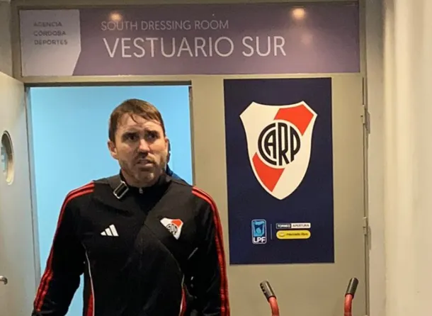 Chacho Coudet en una conferencia de prensa, con una expresión de seriedad y determinación.