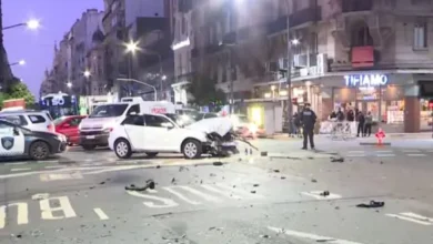Imagen de un auto accidentado en la intersección de Callao y Corrientes