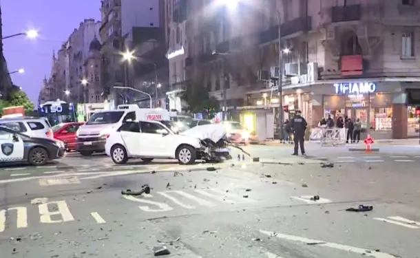 Imagen de un auto accidentado en la intersección de Callao y Corrientes