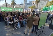 Imagen de los tribunales con manifestantes y policías en el exterior