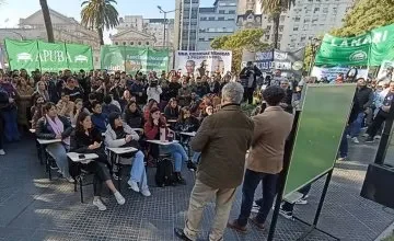 Imagen de los tribunales con manifestantes y policías en el exterior
