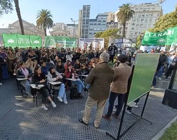 Imagen de los tribunales con manifestantes y policías en el exterior
