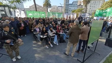 Imagen de docentes y estudiantes reunidos frente al Palacio de Tribunales