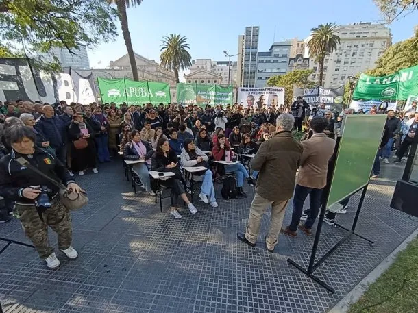 Imagen de docentes y estudiantes reunidos frente al Palacio de Tribunales