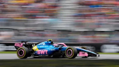 Franco Colapinto en la pista con su coche de Fórmula 1 del equipo Alpine