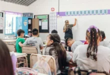 Imagen de un docente en una clase, representando el Concurso Docente 2027