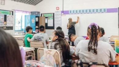 Imagen de un docente en una clase, representando el Concurso Docente 2027