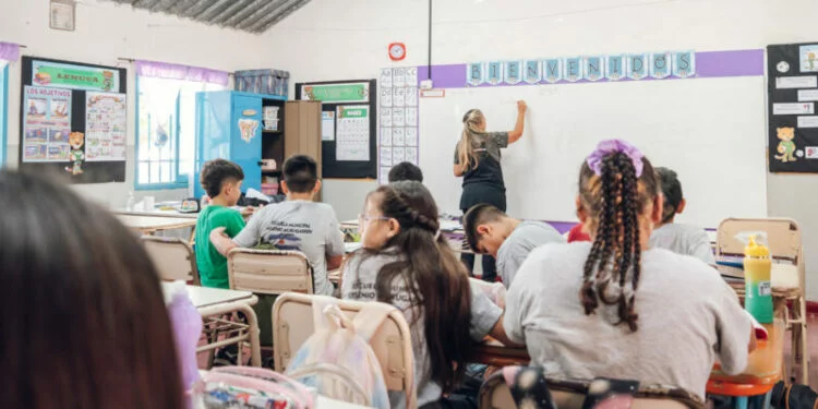 Imagen de un docente en una clase, representando el Concurso Docente 2027