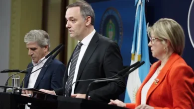 Imágenes de la tensa conferencia de prensa en Casa Rosada con Adorni y Caputo