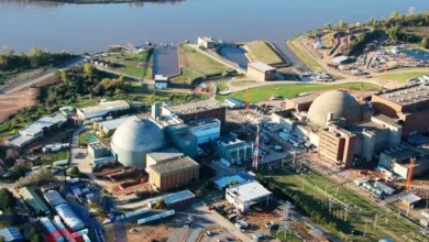 Imagen de un edificio de Nucleoeléctrica Argentina con un titular que dice 'Escándalo en Nucleoeléctrica'