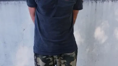 Imagen de un hombre detenido por la policía