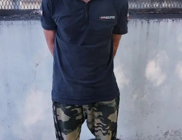 Imagen de un hombre detenido por la policía