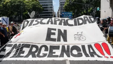 Imagen de una persona con discapacidad recibiendo atención médica