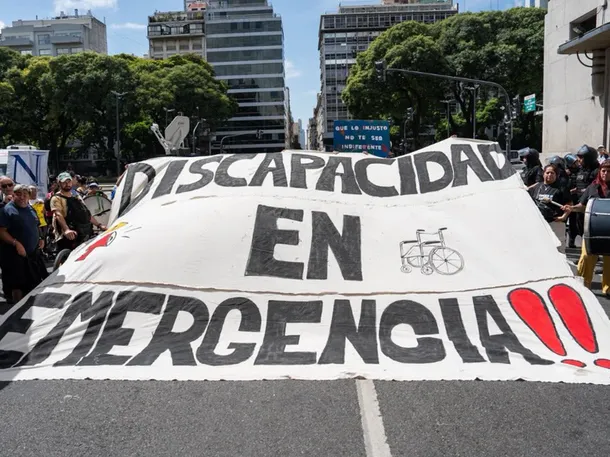Imagen de una persona con discapacidad recibiendo atención médica