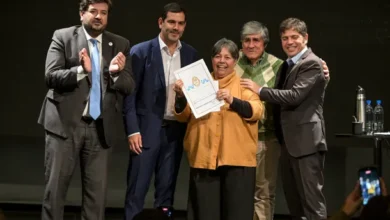 Axel Kicillof entrega escrituras a familias en Dolores