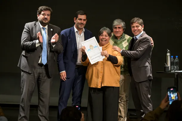 Axel Kicillof entrega escrituras a familias en Dolores