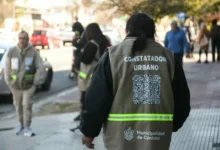 Imagen de una calle del Barrio General Paz con señales de estacionamiento medido
