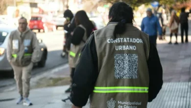 Imagen de una calle del Barrio General Paz con señales de estacionamiento medido