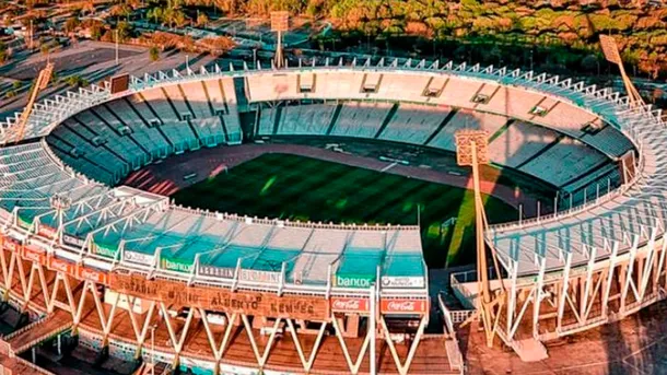Imagen del Estadio Mario Alberto Kempes lleno de gente para el partido entre River y Belgrano