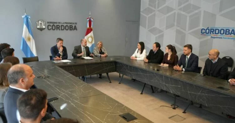 Imagen de una persona firmando un documento digital con una tableta